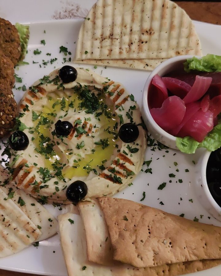 فلافل مع الحمص والمخللات