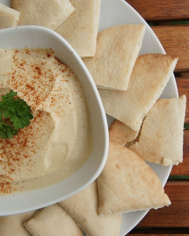 حمص بالطحينة مع خبز عربي